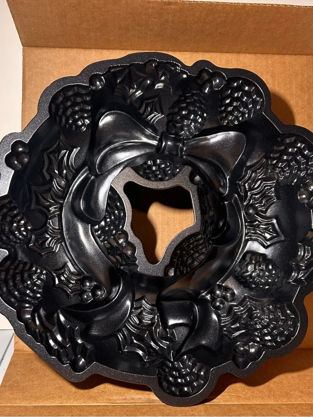 NWOT Williams Sonoma Wreath Bundt Cake Pan